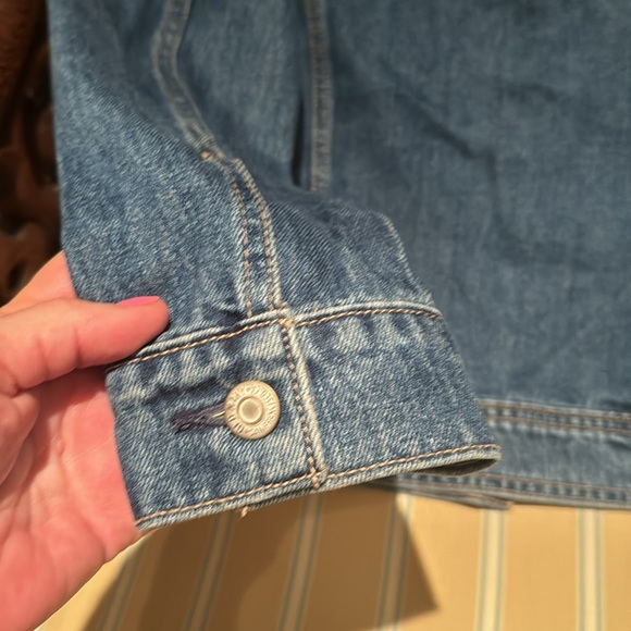 OLD NAVY FLORAL EMBROIDERED DENIM JACKET IN MEDIUM WASH SIZE MEDIUM - Picture 13 of 14